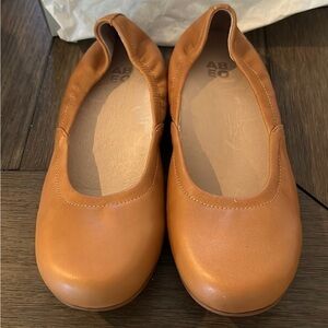 Brand new in box Abeo Tilly tan size 7.5 neutral